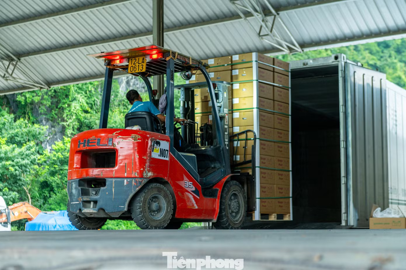 Trao đổi với PV Tiền Phong, bà Phan Thị Liên - Phó Đội trưởng Hải quan Cửa khẩu Tân Thanh - cho biết, mỗi ngày cán bộ hải quan tại đây tiếp nhận hàng trăm tờ khai xuất nhập khẩu hàng hóa giữa hai nước. Hàng hóa từ Việt Nam xuất đi chủ yếu là hoa quả tươi, trái cây trong khi hàng hóa từ Trung Quốc nhập về là máy móc, thiết bị phục vụ sản xuất đặc biệt là ô tô. Nườm nượp xe chở nông sản thông quan tại cửa khẩu Lạng Sơn sang Trung Quốc - Ảnh 7.