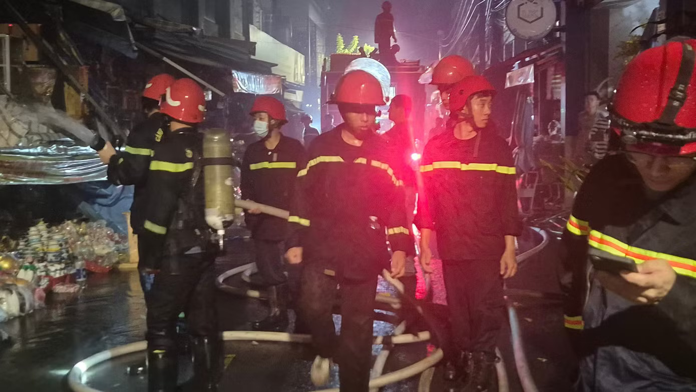 Chợ Biên Hòa tan hoang sau vụ cháy, nhiều ki-ốt bị thiêu rụi - Ảnh 8.