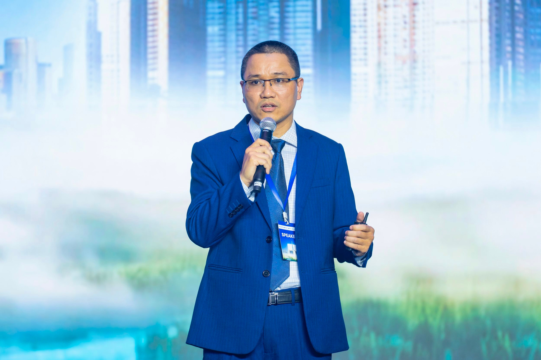 a-se-tham-luan-_thuc-trang-phat-hanh-san-pham-tai-chinh-xanh-tai-mot-so-trung-tam-tai-chinh-quoc-te-trong-khu-vuc-va-ngu-y-.jpeg