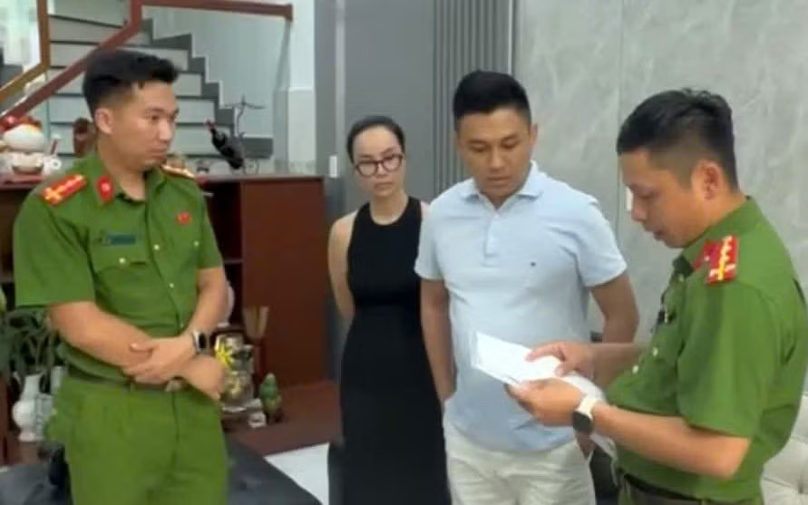 Cơ quan CSĐT – Công an TP Hải Phòng thi hành lệnh khám xét nơi ở của Châu Đức Lâm. Bà trùm USDT chợ đen giúp đường dây tội phạm ‘rửa tiền’ hàng trăm tỷ đồng mỗi ngày - Ảnh 3.