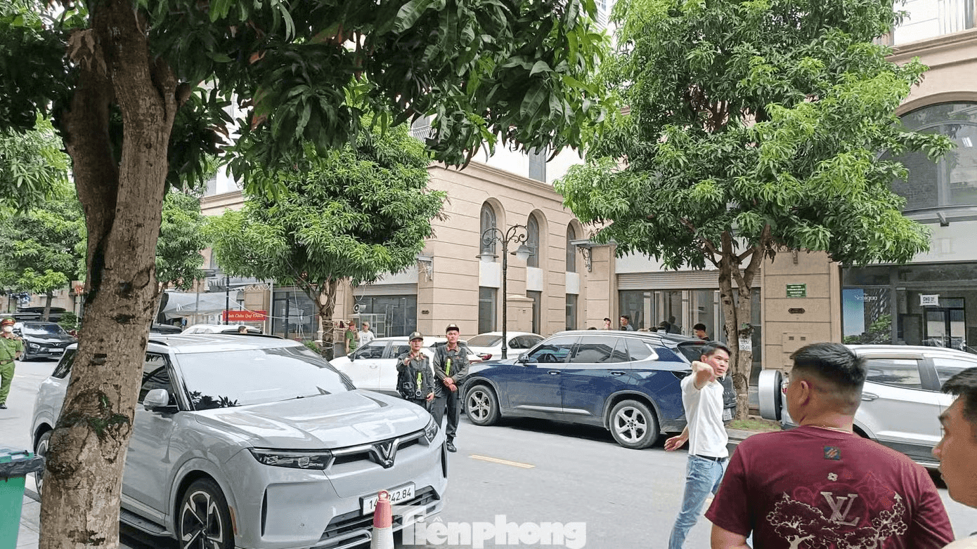 Khám xét nơi ở của Huấn Hoa Hồng - Ảnh 1.