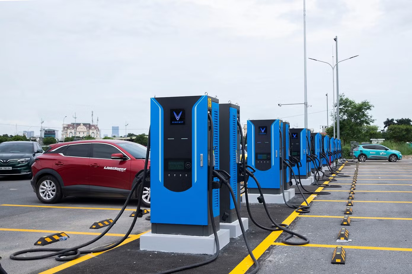 Vì sao ì ạch làm hạ tầng sạc xe điện trên cao tốc Bắc - Nam? - Ảnh 1.