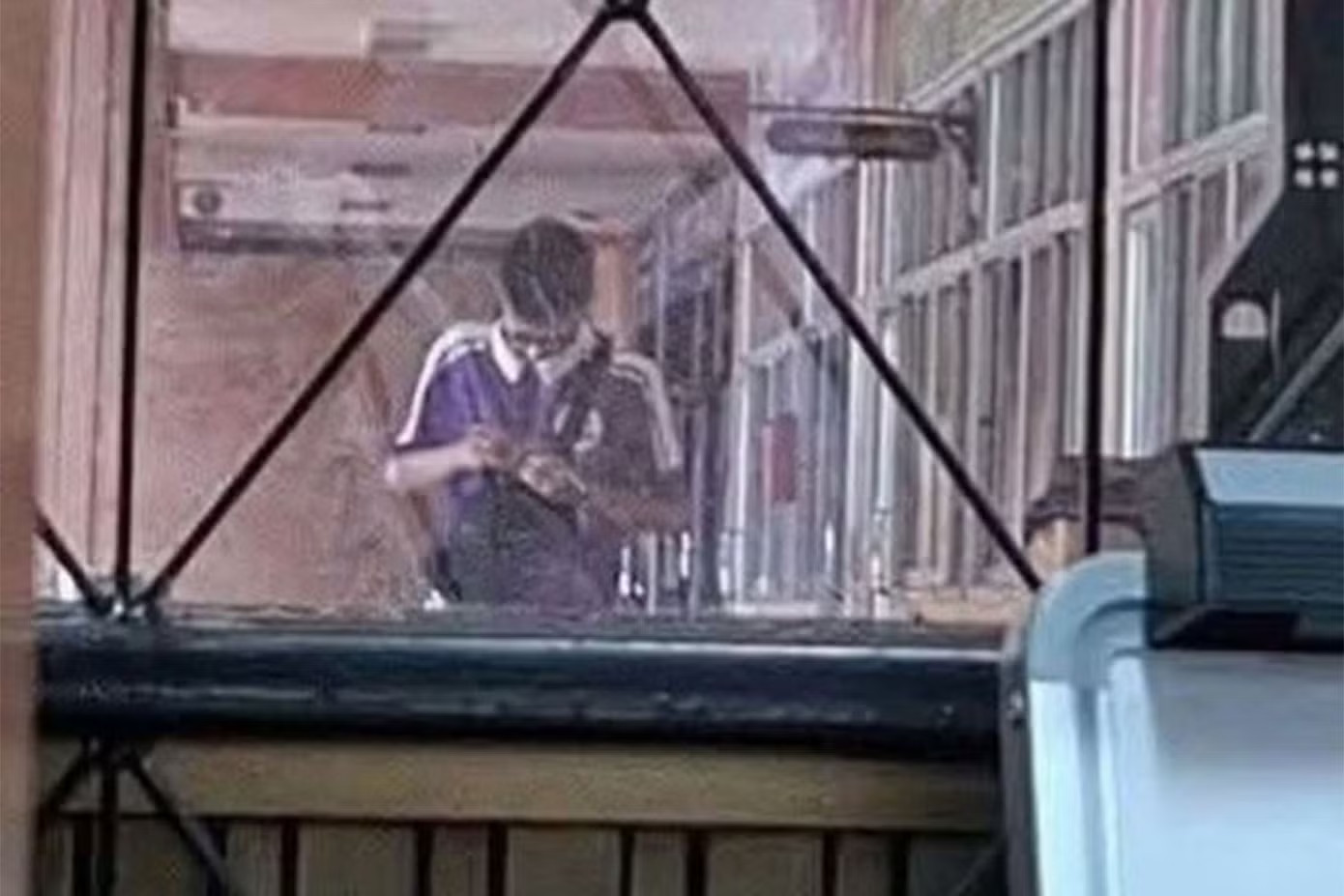Thủ phạm vụ xả súng. (Ảnh: Bangkok Post) Hành trình gây án của thiếu niên 14 tuổi trong vụ xả súng kinh hoàng ở Thái Lan - Ảnh 4.