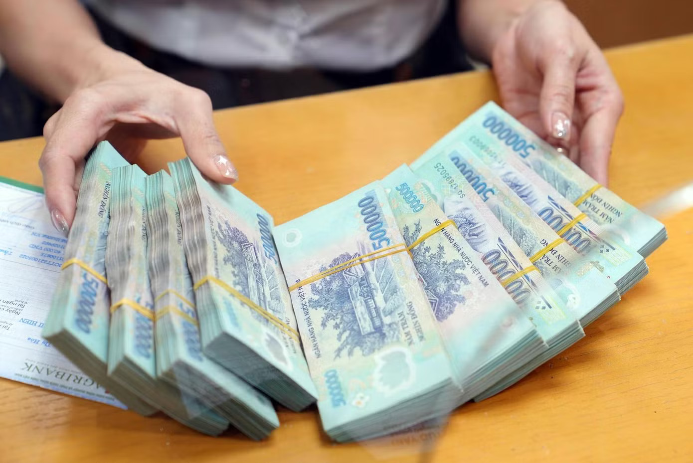 Lãi suất huy động vẫn tiếp tục tăng trong tháng 8. Lãi suất huy động leo thang, ngân hàng chịu sức ép kép - Ảnh 1.