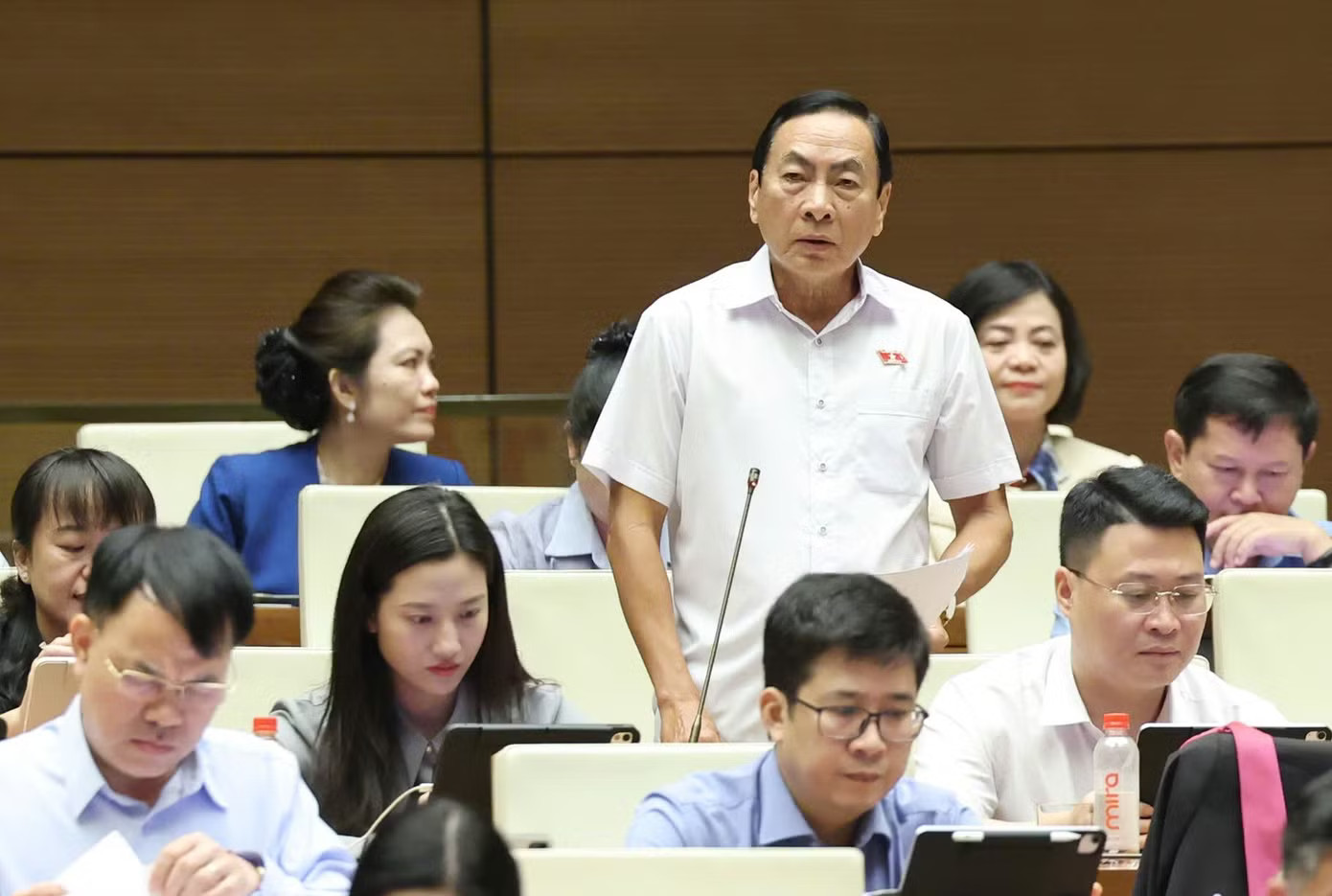 Đại biểu Phạm Văn Hòa (Đồng Tháp). Ảnh: Như Ý. Đề xuất tăng tuổi nghỉ hưu với sĩ quan quân đội - Ảnh 1.