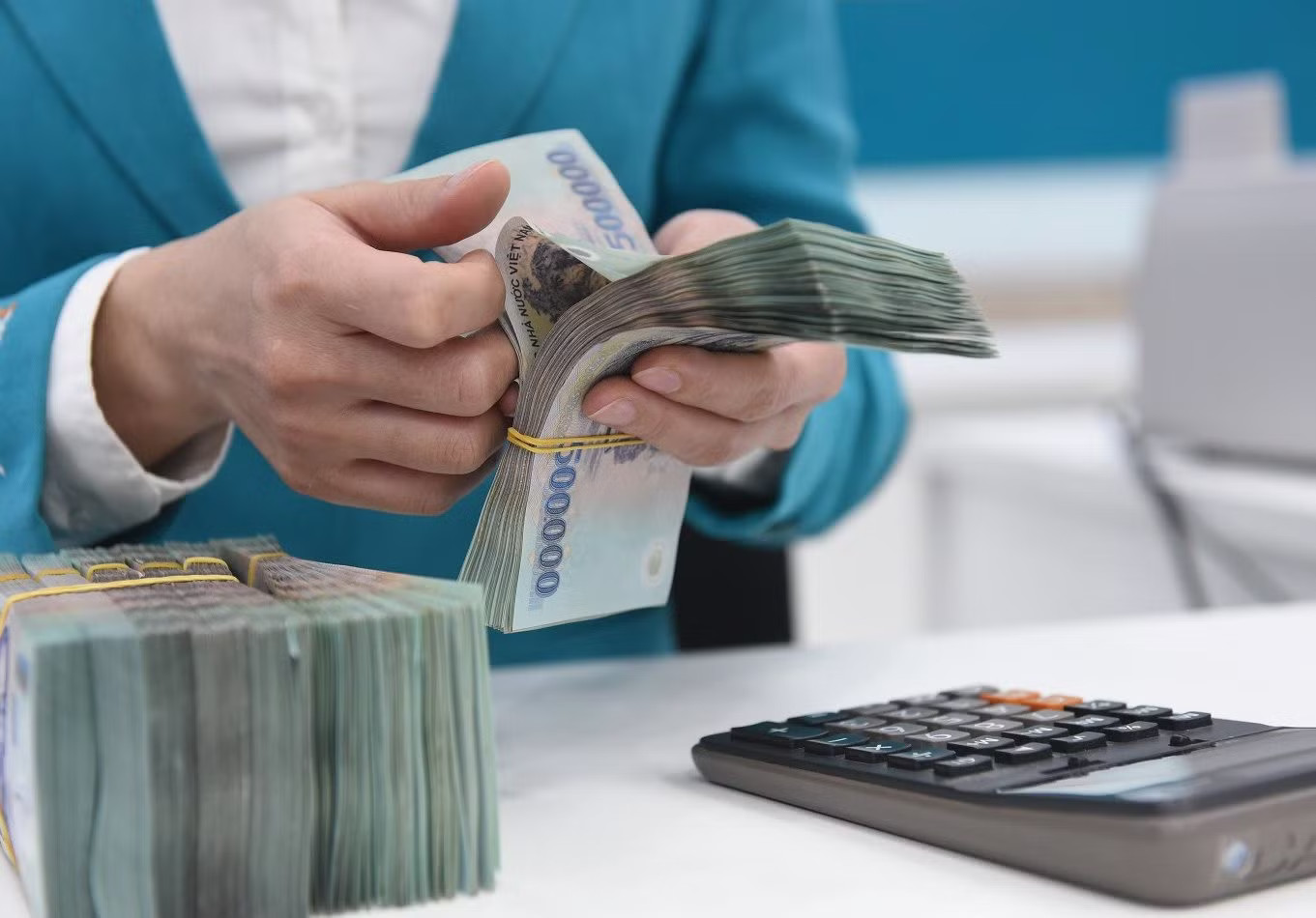 Hiện nhiều doanh nghiệp vẫn đang dựa vào vốn ngân hàng. Vì sao lãi suất ngân hàng khó giảm? - Ảnh 3.