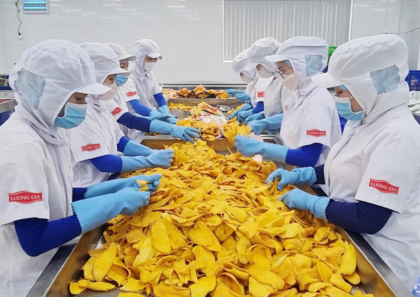 Doanh nghiệp cần tìm thêm những kênh huy động vốn để phát triển sản xuất kinh doanh. Vì sao lãi suất ngân hàng khó giảm? - Ảnh 2.