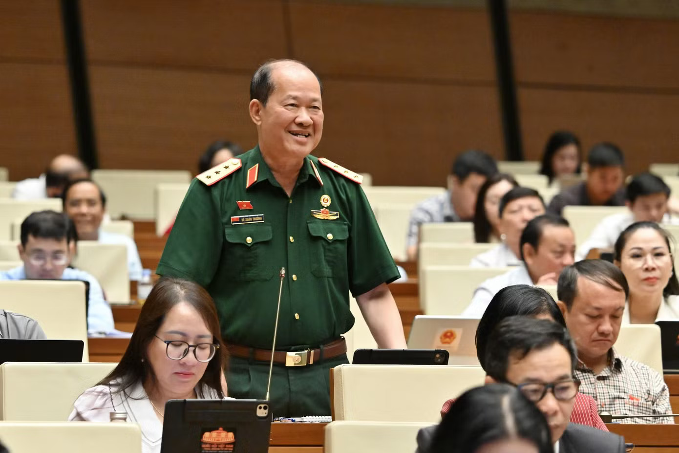 Thượng tướng Bế Xuân Trường (đại biểu đoàn Cao Bằng). Ảnh: Như Ý. Đề xuất tăng tuổi nghỉ hưu với sĩ quan quân đội - Ảnh 2.