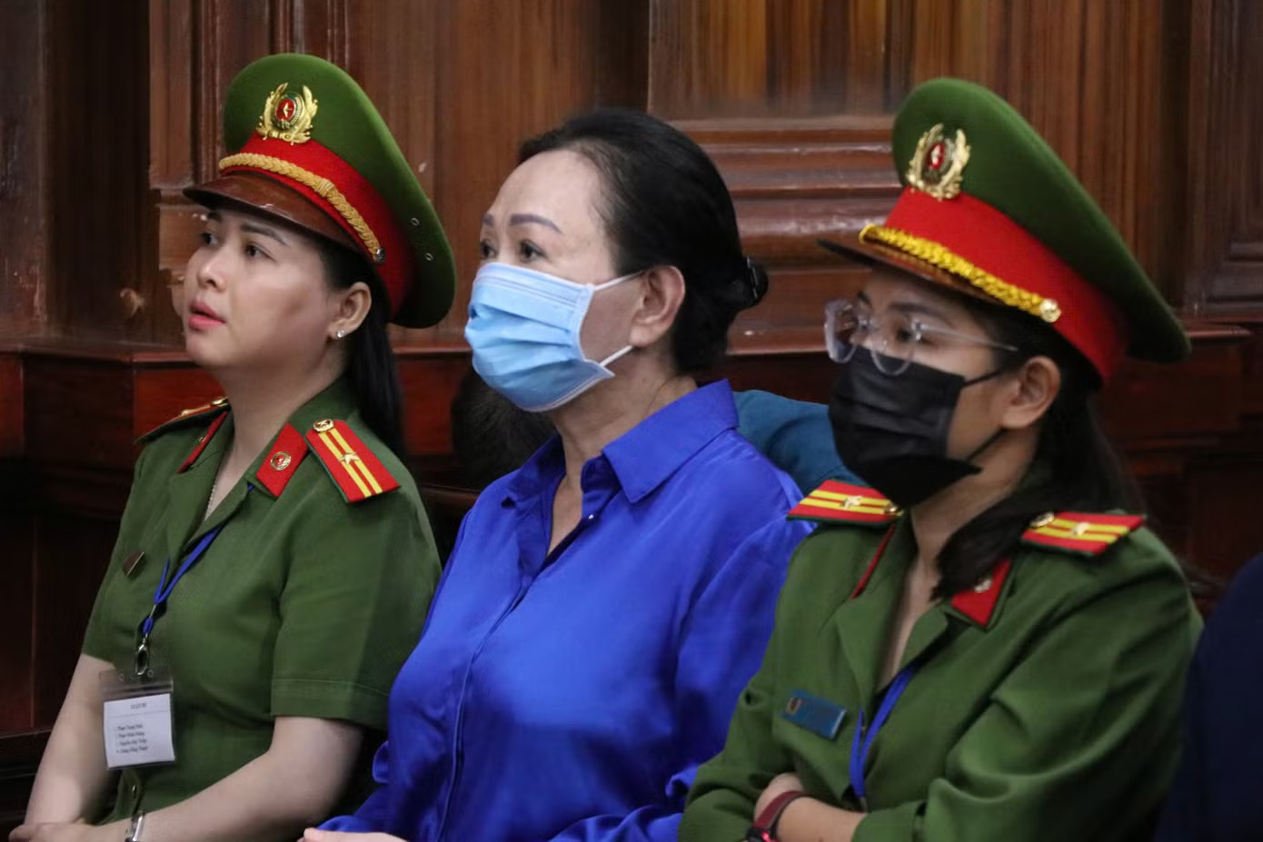 Bà Trương Mỹ Lan trong một lần hầu tòa. Ảnh: Tân Châu. Đấu giá đôi hoa tai đính kim cương của bà Trương Mỹ Lan - Ảnh 1.