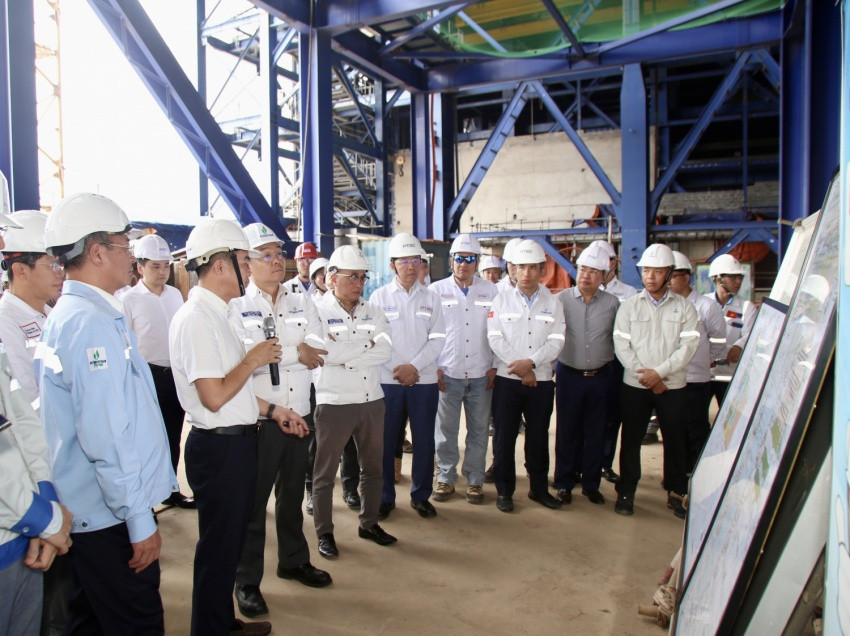 Tổng Giám đốc Petrovietnam Lê Mạnh Cường kiểm tra công trường, nghe Trưởng Ban QLDA Long Phú 1 Hà Đình Niên báo cáo về tình hình triển khai dự án