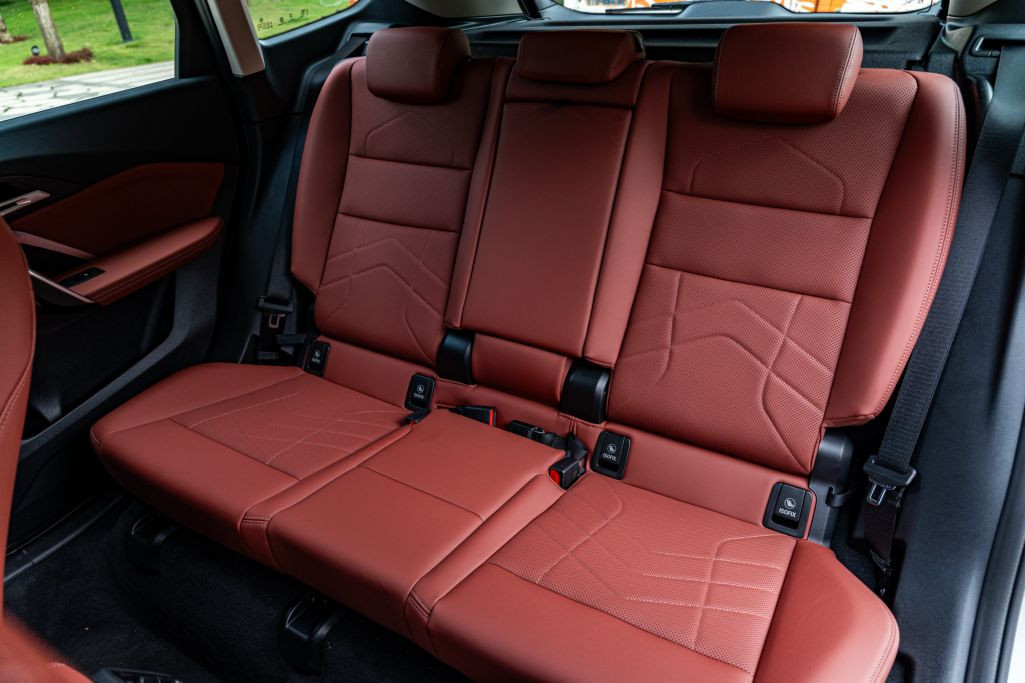 Hàng ghế sau BMW X1 rộng rãi