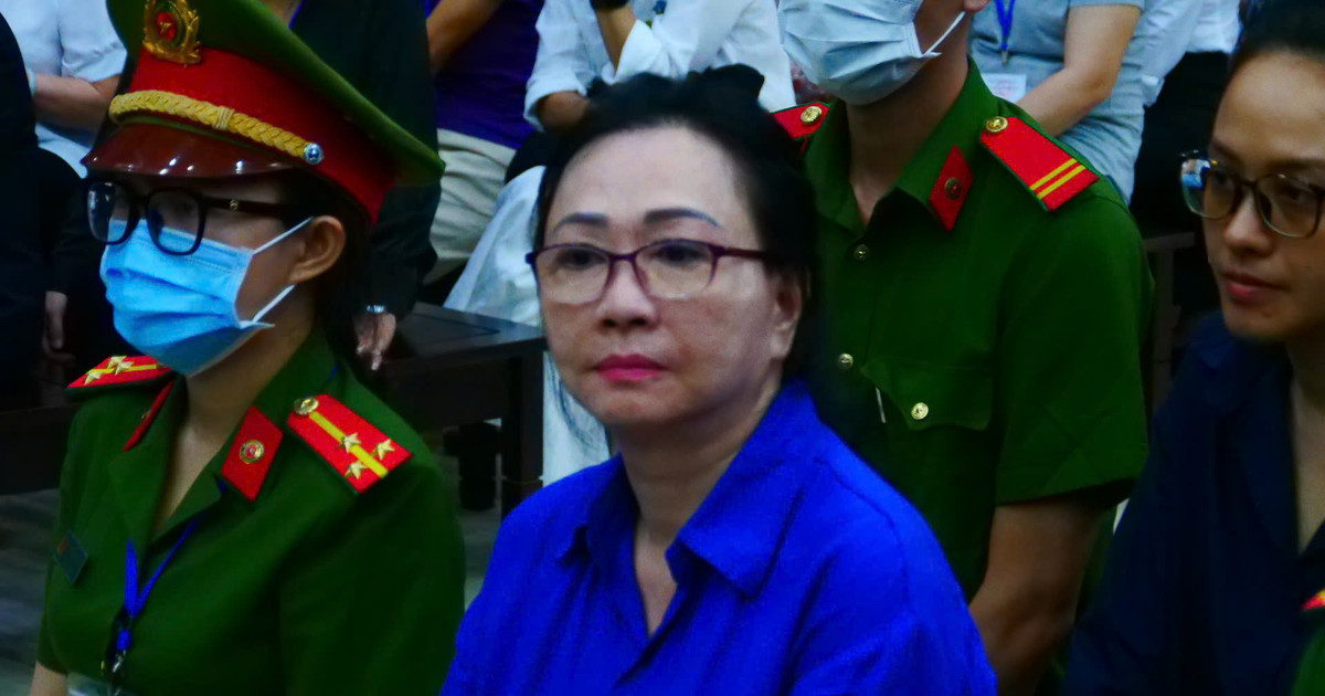 Đấu giá đôi hoa tai đính kim cương của bà Trương Mỹ Lan
