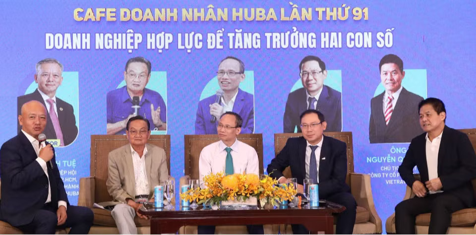 Theo các chuyên gia, việc giữ mặt bằng lãi suất ổn định và không tăng thêm trong giai đoạn này đã là một thành công lớn Vì sao lãi suất ngân hàng khó giảm? - Ảnh 1.