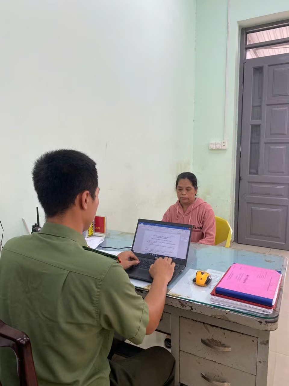 Hình ảnh bảo mẫu tại cơ quan công an. Thông tin mới vụ bảo mẫu bắn dây thun vào lòng bàn chân trẻ - Ảnh 2.