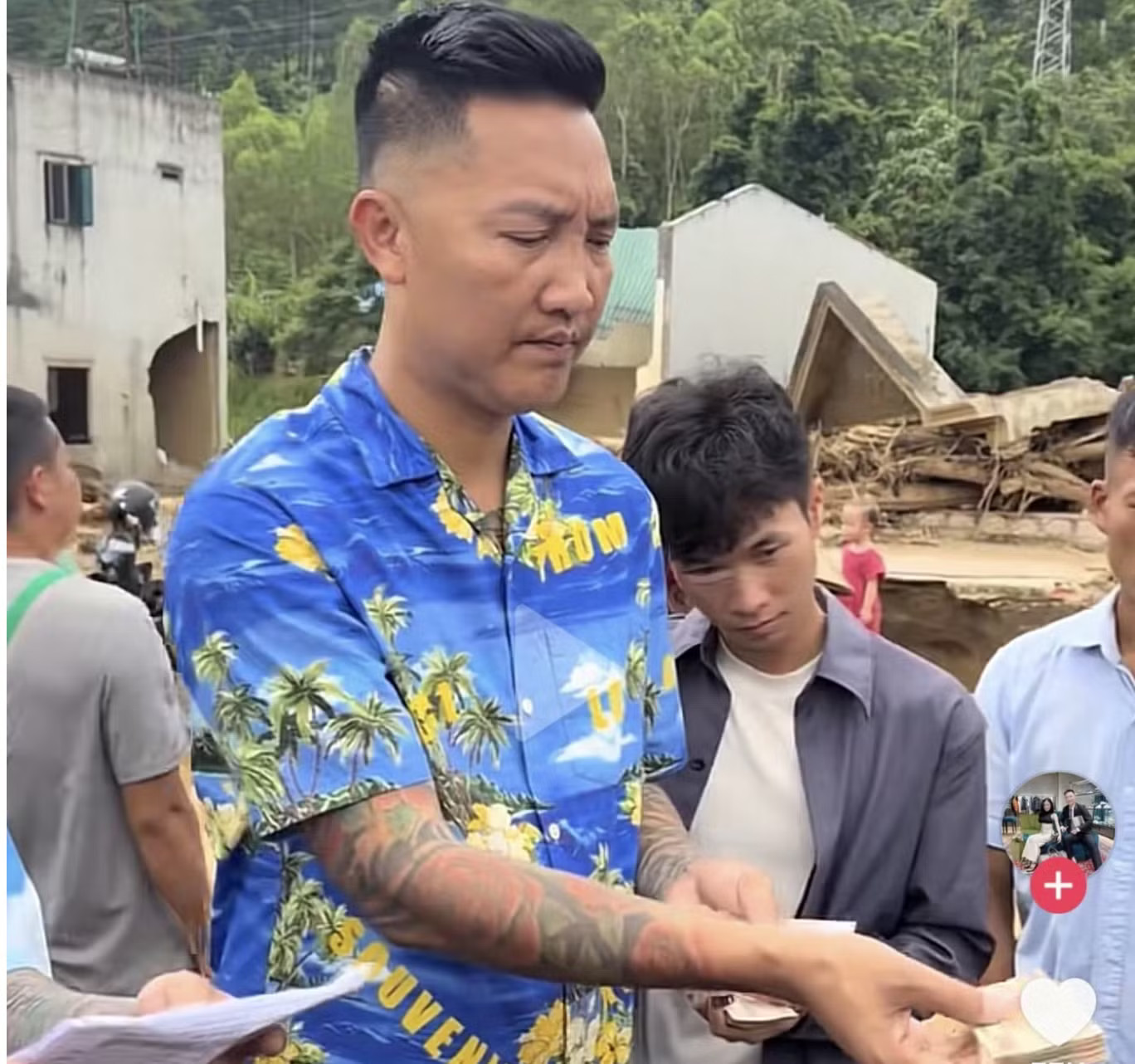Nhiều clip đăng tải trên tài khoản mạng xã hội của Đại biểu quốc hội: 'Điều tôi lo ngại nhất không phải là một vài livestream phản cảm...' - Ảnh 2.