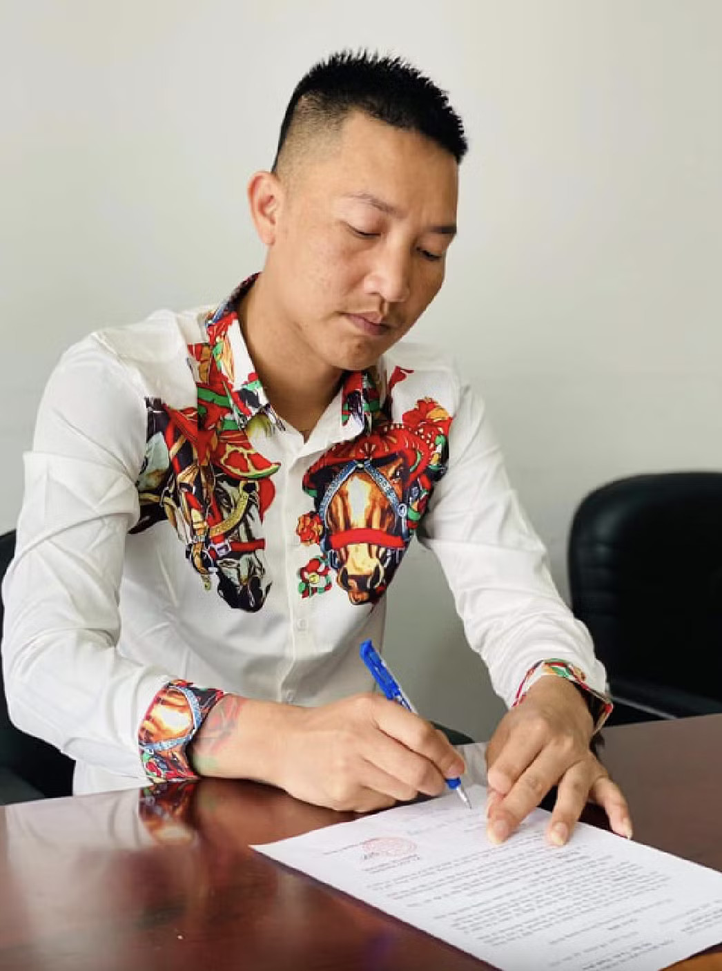Huấn Hoa Hồng Huấn Hoa Hồng nói không kêu gọi từ thiện, chỉ ‘xin tiền’ giúp đỡ bà con, có làm thay đổi bản chất? - Ảnh 1.