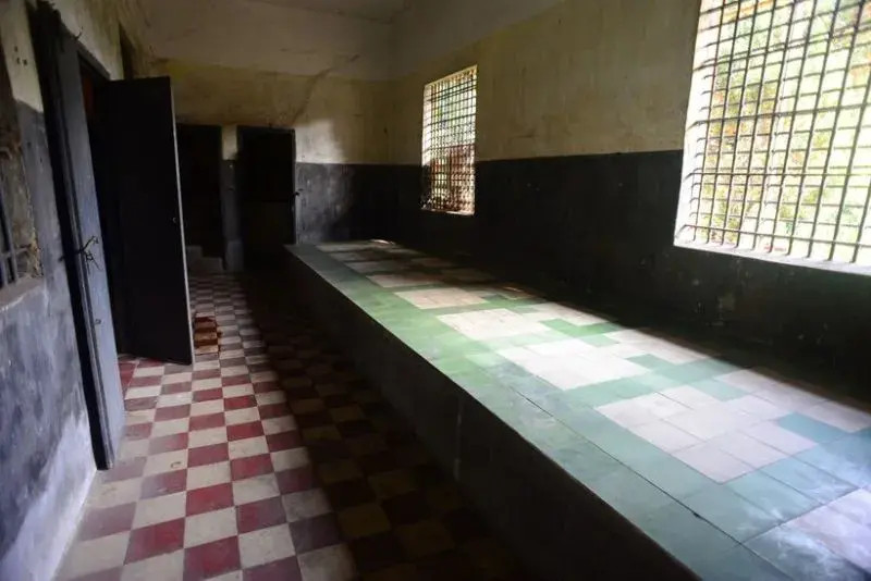 Phòng giam lớn có diện tích hơn 30 m2, giam khoảng 20 người. Phòng giam lớn có diện tích hơn 30 m2, giam khoảng 20 người.