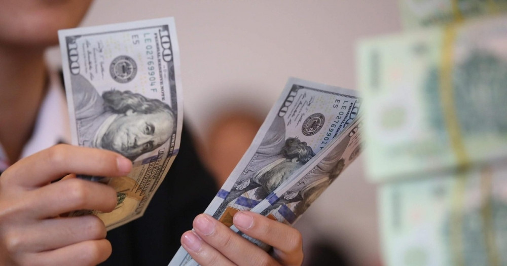 Tỷ giá USD tuần 3-7/8: Tỷ giá trung tâm tăng 125 đồng, USD tự do giảm mạnh