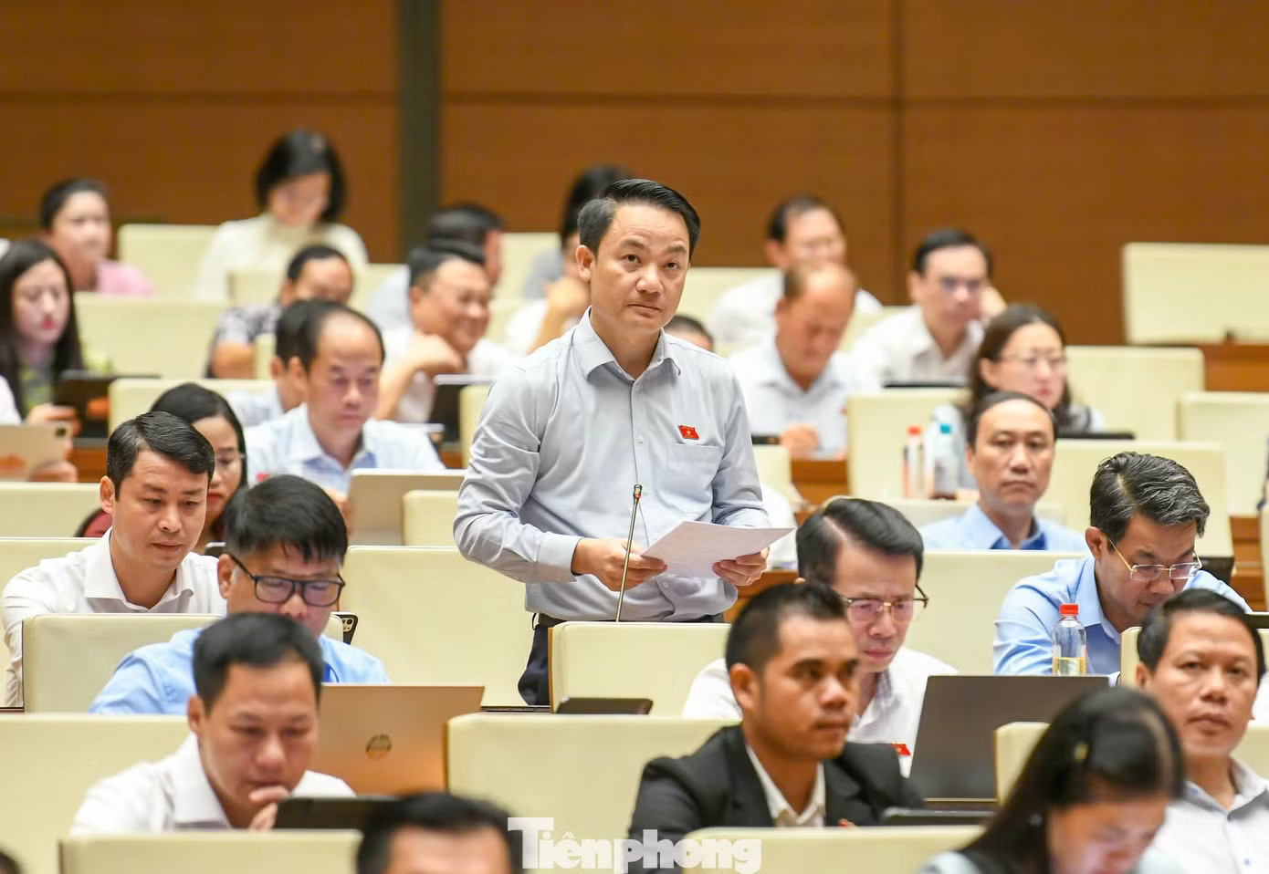 ĐBQH Lê Văn Thế. Ảnh: Như Ý. Phòng ngừa việc ép khách hàng 'mua bia kèm lạc' khi vay vốn - Ảnh 1.