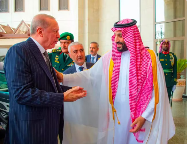 Thái tử kế vị Ả-rập Xê-út Mohammed bin Salman đón Tổng thống Thổ Nhĩ Kỳ Tayyip Erdogan trước khi ký thoả thuận phòng thủ ba bên. (Ảnh: Reuters) Ả-rập Xê-út lập mặt trận phòng thủ với hai cường quốc quân sự Hồi giáo, Iran phải dè chừng? - Ảnh 1.