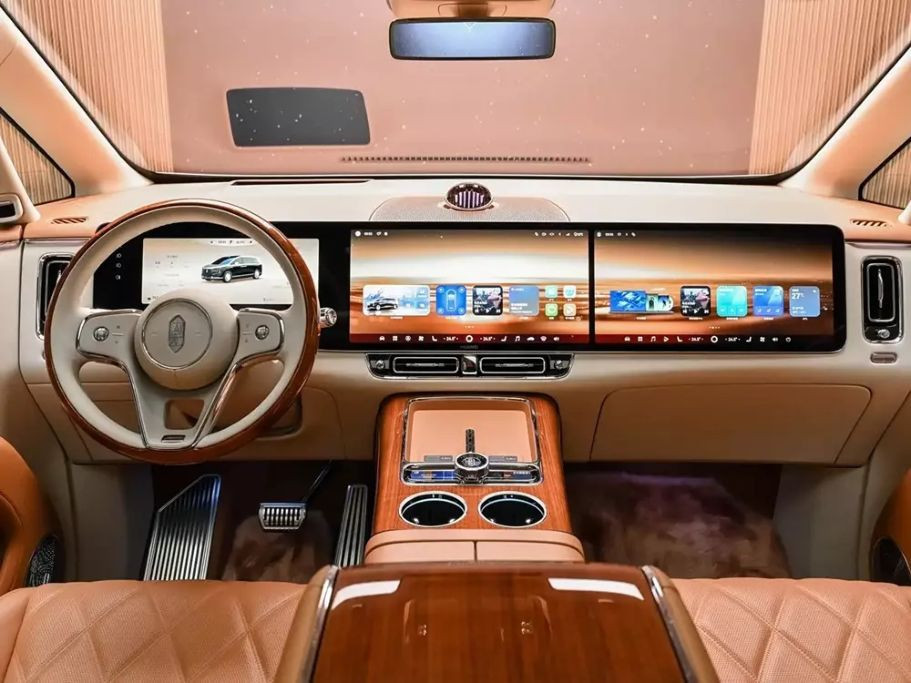 Khoang lái Maextro V800 có 3 màn hình cỡ lớn
