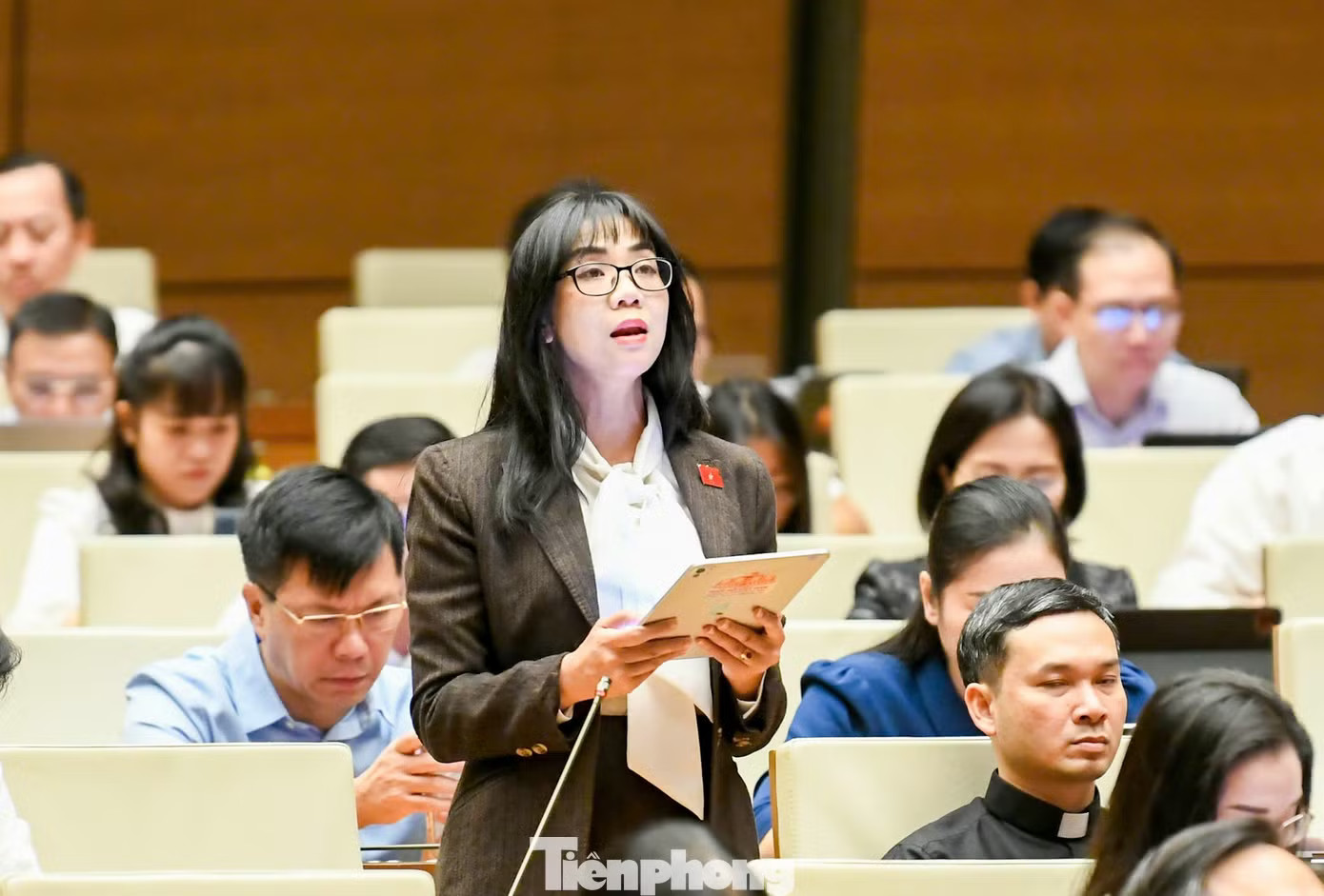 ĐBQH Trịnh Thị Tú Anh. Ảnh: Như Ý. Phòng ngừa việc ép khách hàng 'mua bia kèm lạc' khi vay vốn - Ảnh 3.