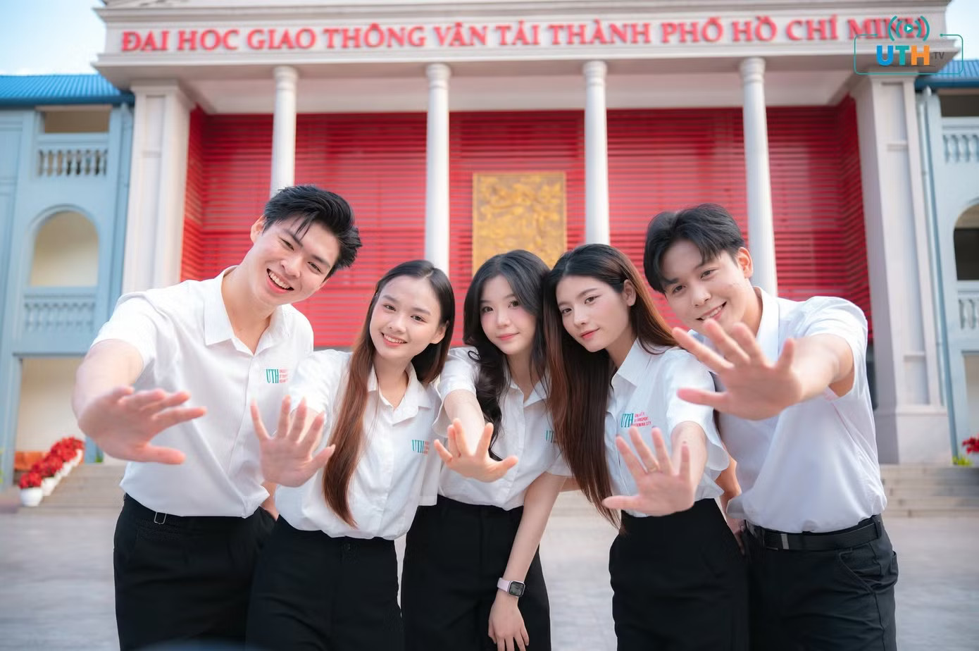 Sinh viên Trường ĐH Giao thông vận tải TPHCM. Hàng loạt trường đại học công bố điểm chuẩn, nhiều ngành trên 90 điểm - Ảnh 3.