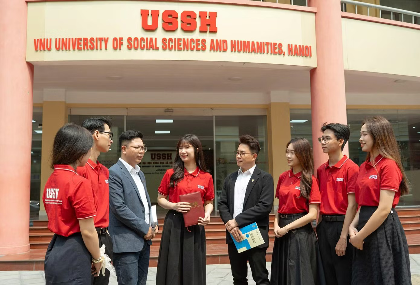 Giảng viên, sinh viên Trường Đại học Khoa học Xã hội và Nhân văn, Đại học Quốc gia Hà Nội. Ảnh: website nhà trường Vì sao điểm chuẩn Trường Đại học Khoa học Xã hội và Nhân văn, Đại học Quốc gia Hà Nội giảm 'sốc'? - Ảnh 1.