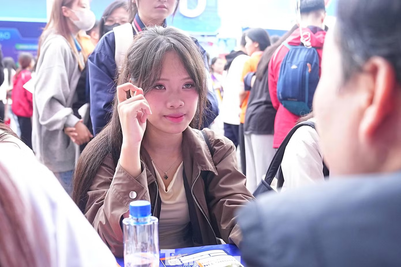 Thí sinh tìm hiểu thông tin tuyển sinh ĐH 2026. Ảnh: Duy Phạm Trường ĐH đầu tiên phía Bắc công bố điểm chuẩn, cao nhất 26,61 điểm - Ảnh 1.