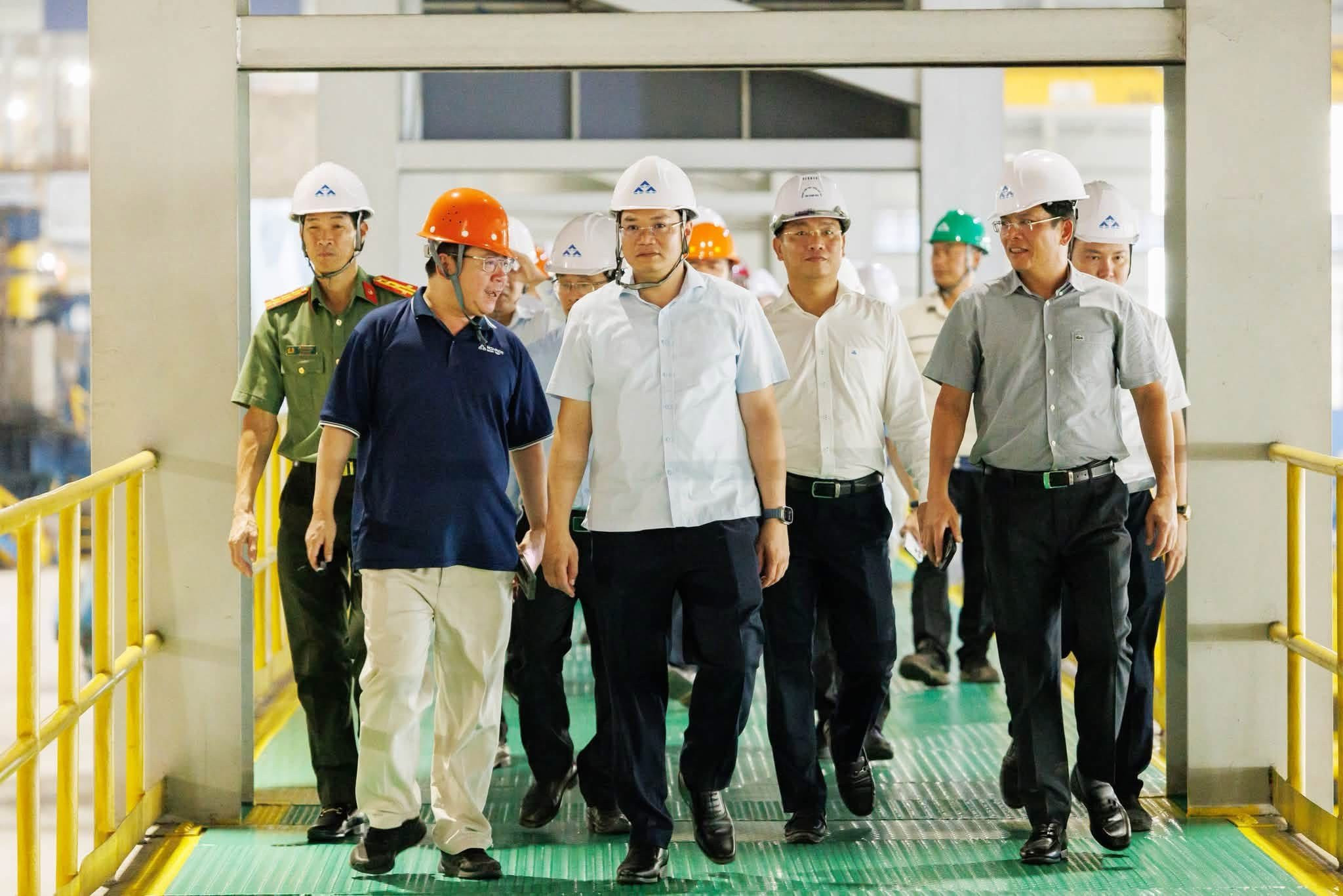 Chủ tịch UBND tỉnh Quảng Ngãi làm việc tại nhà máy thép Hòa Phát Dung Quất - Ảnh 1.