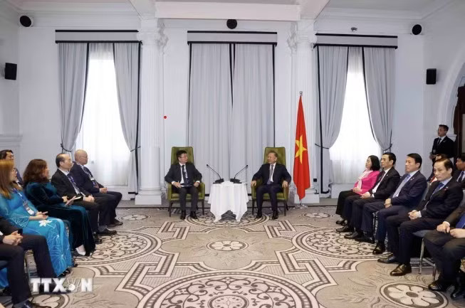 Tổng Bí thư, Chủ tịch nước Tô Lâm trao đổi với các trí thức, nhà khoa học Việt Nam tại Úc. Ảnh: TTXVN Tổng Bí thư, Chủ tịch nước kêu gọi trí thức Việt tại Úc đóng góp giải quyết những bài toán lớn của đất nước - Ảnh 2.