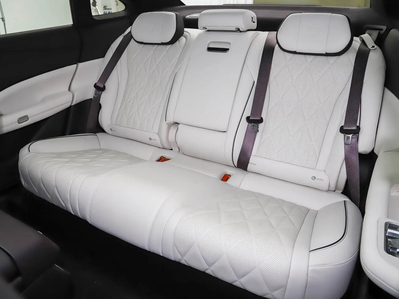 Hàng ghế thứ hai rộng rãi BYD Denza Z9S