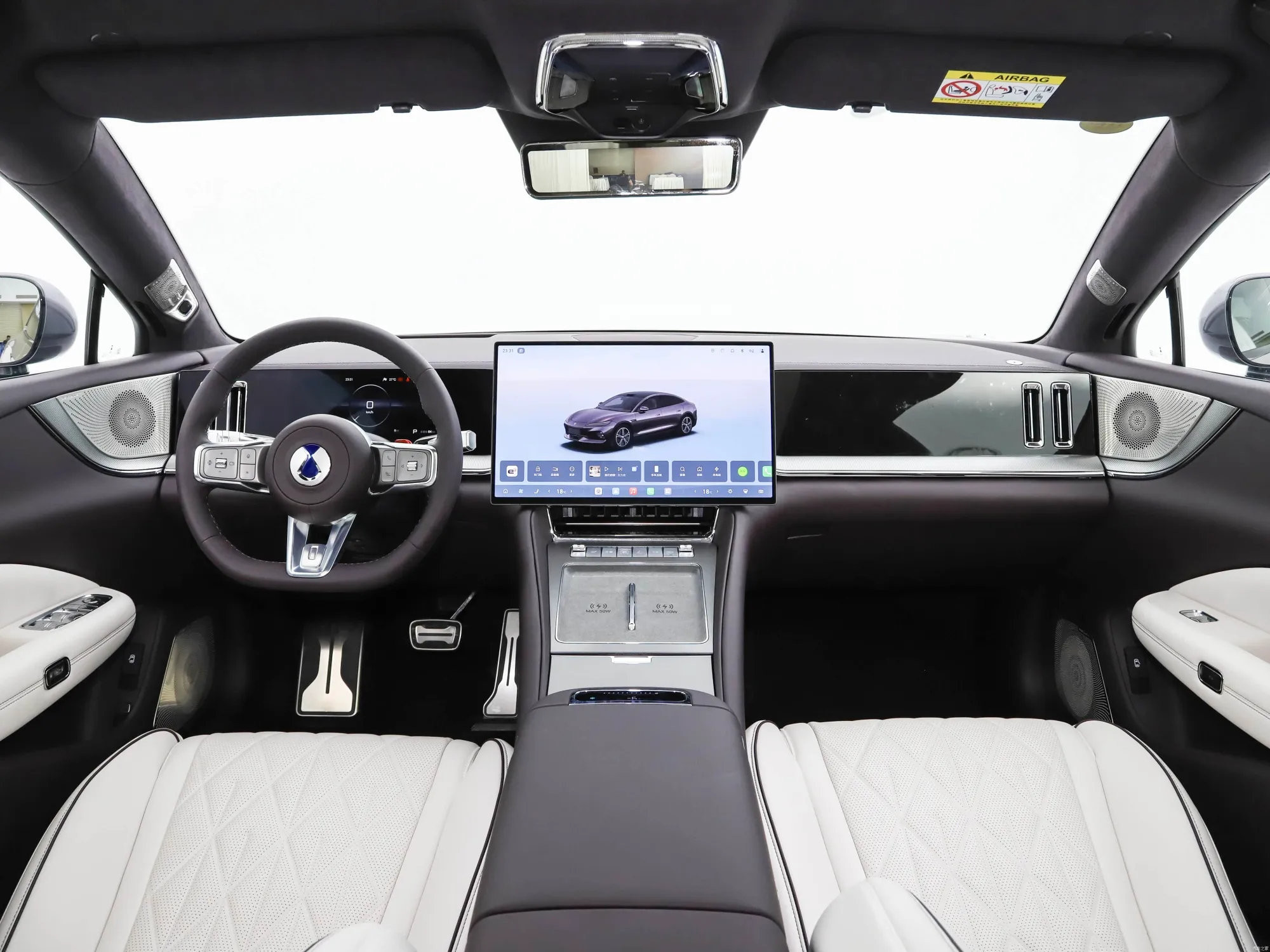 Khoang lái tràn ngập công nghệ BYD Denza Z9S