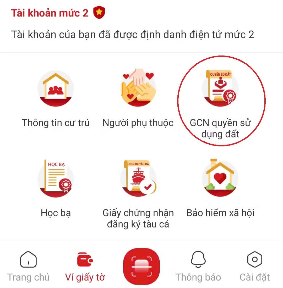 Người dân đăng nhập tài khoản định danh mức 2 trên VNeID để kiểm tra sổ đỏ đã tích hợp trên VNeID hay chưa tại mục Sổ đỏ bắt đầu hiển thị trên VNeID, người dân có thể tra cứu - Ảnh 1.