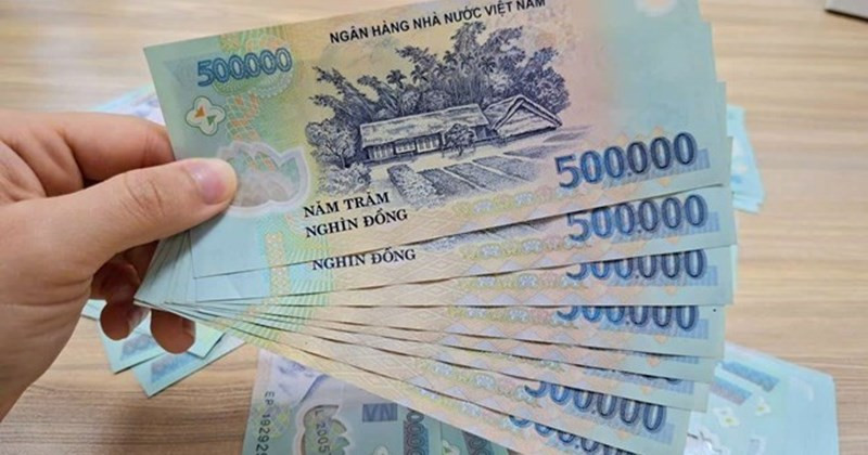 Mỗi đảng viên được tặng 900.000 đồng cùng Huy hiệu, ai thuộc nhóm đối tượng hưởng và áp dụng địa phương nào?
