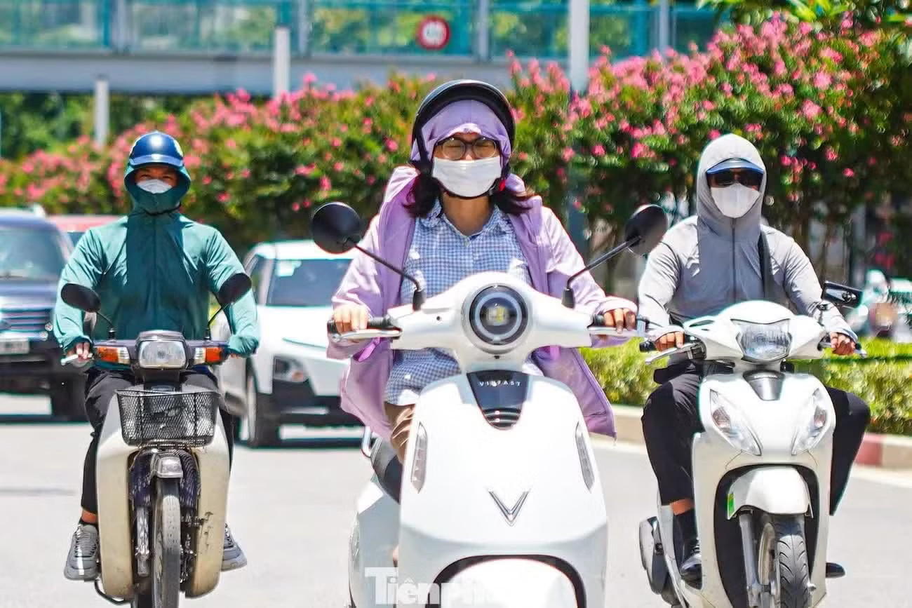 Hà Nội trưa 10/8 ghi nhận nhiệt độ cao nhất cả nước. Ảnh minh hoạ: Nam Giang. Hà Nội lại nóng nhất cả nước - Ảnh 1.