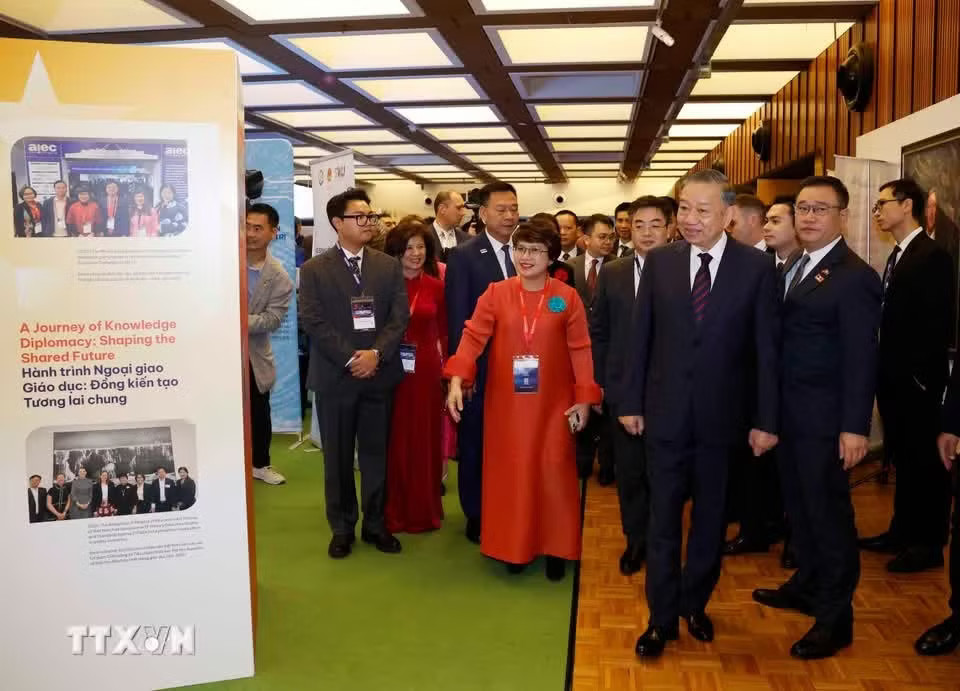 Tổng Bí thư, Chủ tịch nước Tô Lâm tham quan khu vực triển lãm, trưng bày thành tựu hợp tác khoa học công nghệ, đổi mới sáng tạo, đầu tư và giáo dục giữa Việt Nam-Australia. (Ảnh: Thống Nhất/TTXVN). Tổng Bí thư, Chủ tịch nước Tô Lâm dự Diễn đàn Tech Connect tại Đại học Công nghệ Sydney - Ảnh 13.