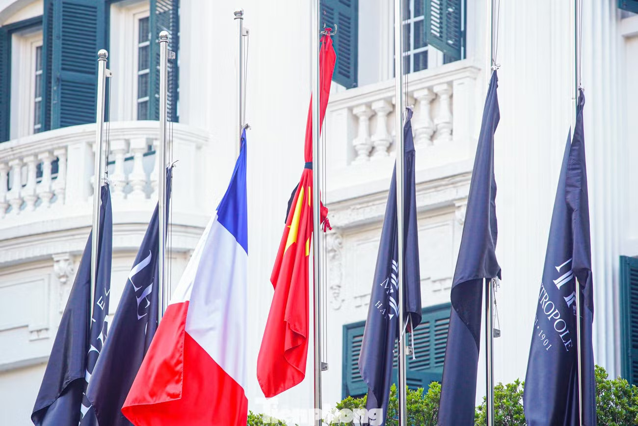 Quốc hội Việt Nam mặc niệm, các công sở treo cờ rủ thương tiếc Chủ tịch Quốc hội Lào Xaysomphone Phomvihane - Ảnh 11.