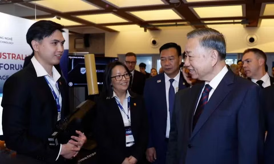 Tổng Bí thư, Chủ tịch nước Tô Lâm tham quan khu vực triển lãm, trưng bày thành tựu hợp tác khoa học công nghệ, đổi mới sáng tạo, đầu tư và giáo dục giữa Việt Nam - Australia. (Ảnh: Thống Nhất/TTXVN). Tổng Bí thư, Chủ tịch nước Tô Lâm dự Diễn đàn Tech Connect tại Đại học Công nghệ Sydney - Ảnh 2.