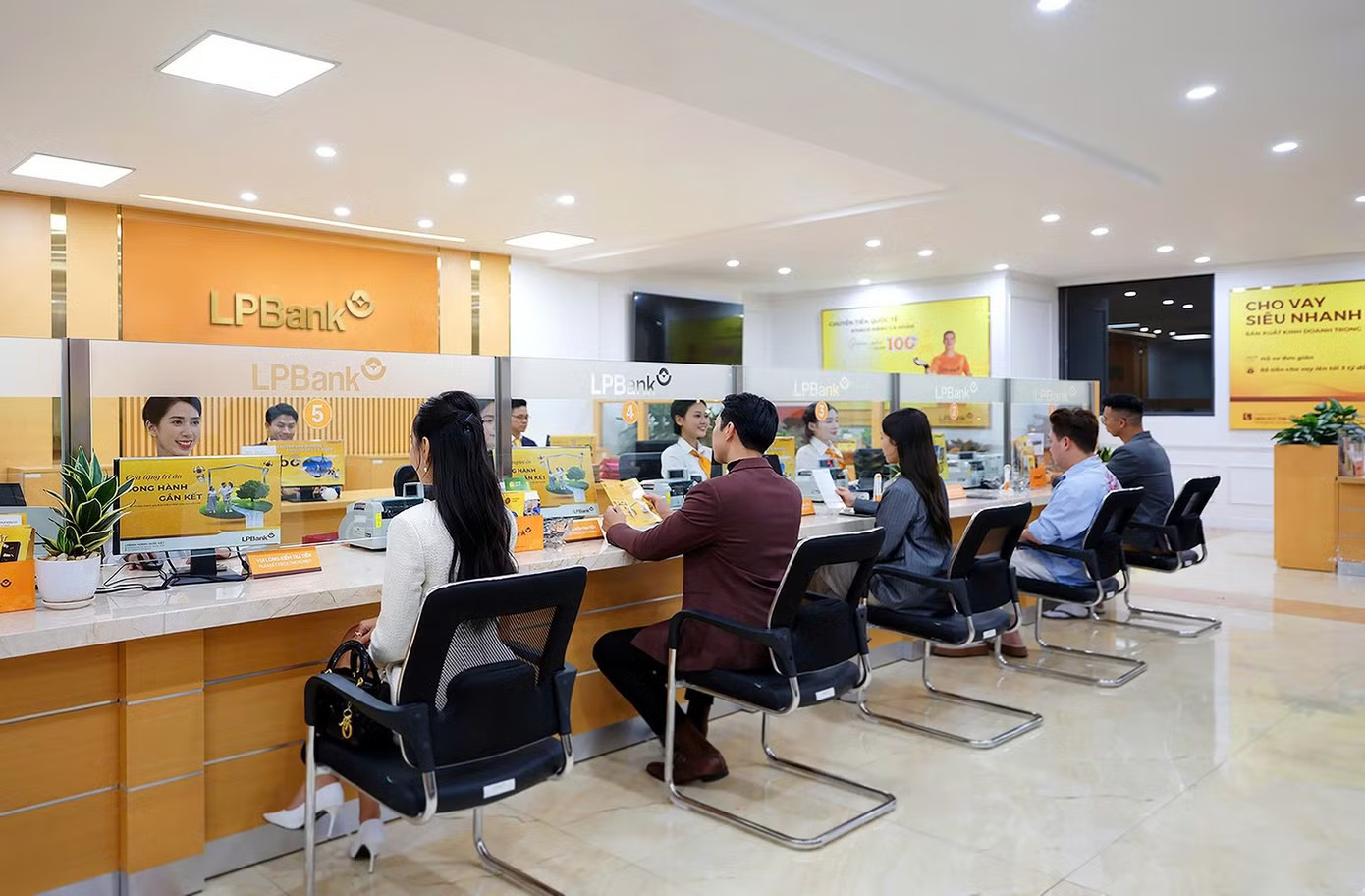 Ngân hàng LPBank thông báo giảm lãi suất áp dụng từ ngày 11/8. Ngân hàng bất ngờ giảm lãi suất huy động - Ảnh 1.