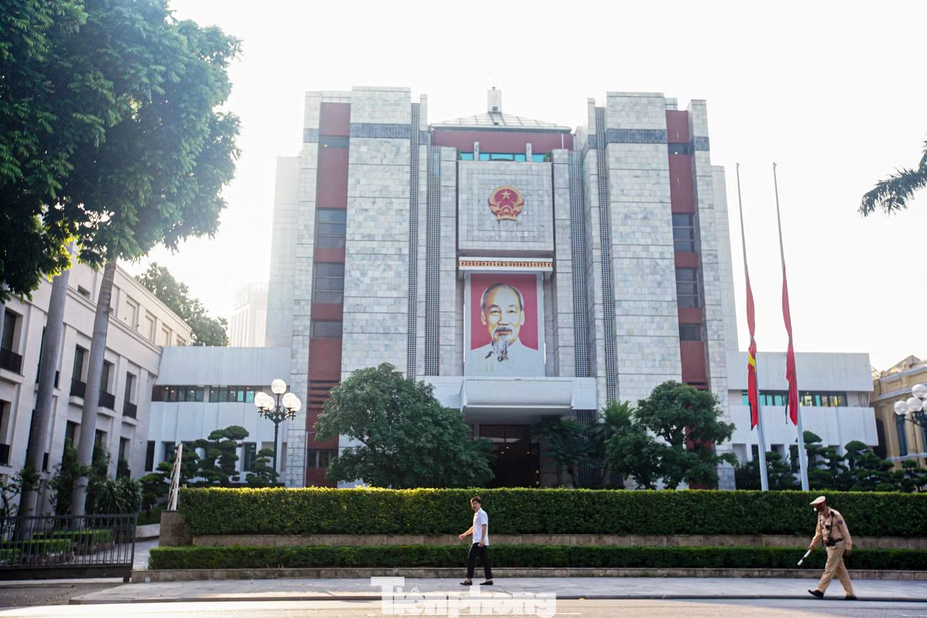 Quốc hội Việt Nam mặc niệm, các công sở treo cờ rủ thương tiếc Chủ tịch Quốc hội Lào Xaysomphone Phomvihane - Ảnh 15.