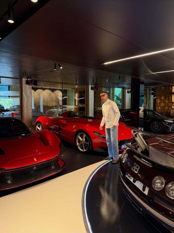 Cristiano Ronaldo bên cạnh chiếc xe thể thao Ferrari Monza mui trần màu đỏ