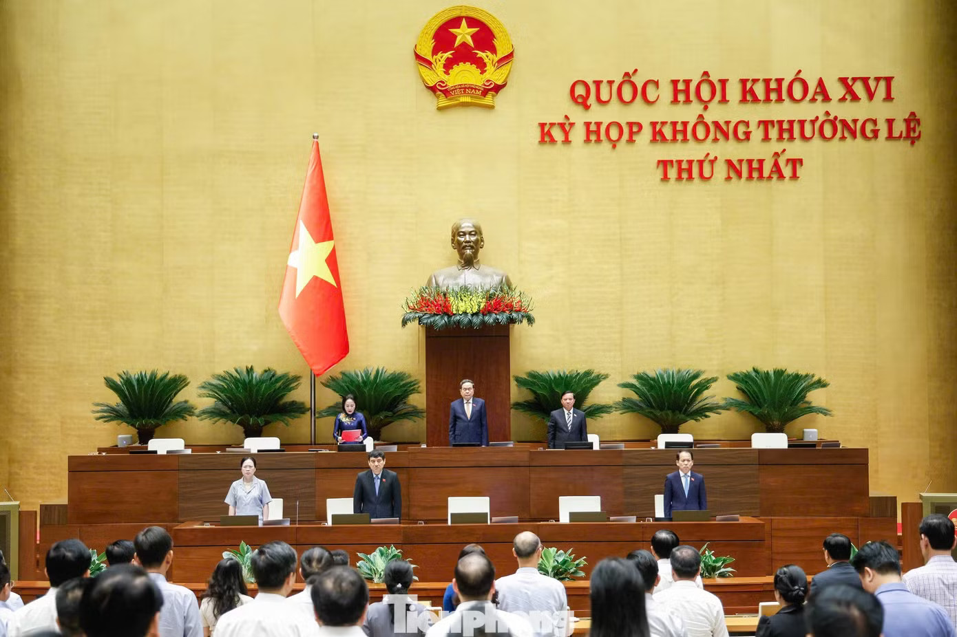 Quốc hội Việt Nam mặc niệm, các công sở treo cờ rủ thương tiếc Chủ tịch Quốc hội Lào Xaysomphone Phomvihane - Ảnh 4.