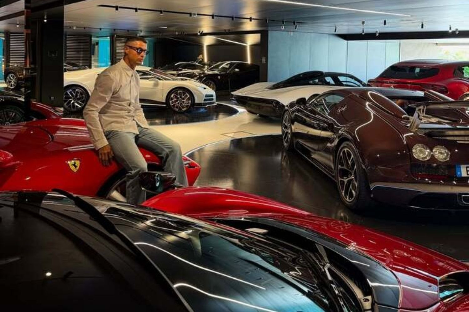 Cristiano Ronaldo khoe dàn siêu xe