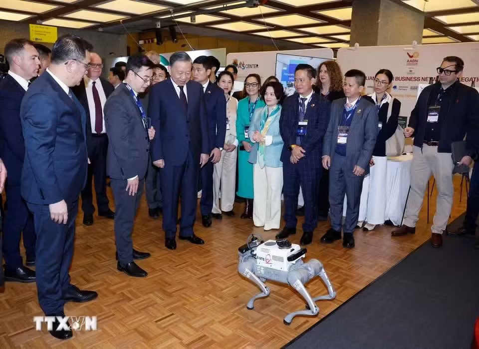 Tổng Bí thư, Chủ tịch nước Tô Lâm tham quan khu vực triển lãm, trưng bày thành tựu hợp tác khoa học công nghệ, đổi mới sáng tạo, đầu tư và giáo dục giữa Việt Nam - Australia. (Ảnh: Thống Nhất/TTXVN). Tổng Bí thư, Chủ tịch nước Tô Lâm dự Diễn đàn Tech Connect tại Đại học Công nghệ Sydney - Ảnh 1.
