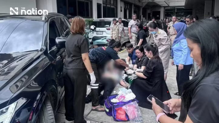 Hiện trường vụ nổ súng vào quan chức ngày 10/8. (Ảnh: The Nation) Thái Lan chưa hết ám ảnh vụ thảm sát trường học, cựu nghị sĩ lại nổ súng vào quan chức - Ảnh 1.