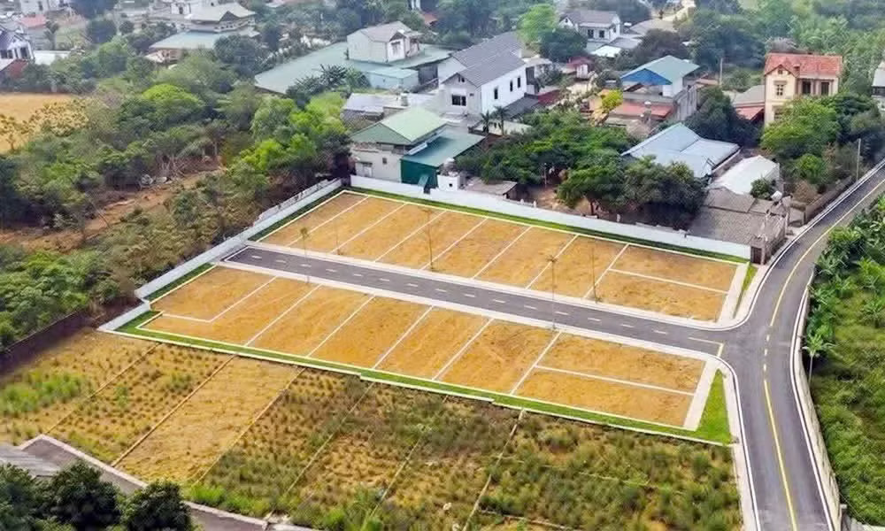 Theo VARS, hiện tượng điều chỉnh giá đất nền trên thị trường thứ cấp vẫn chủ yếu mang tính cục bộ, tập trung ở nhóm nhà đầu tư sử dụng đòn bẩy cao. Đất nền có nơi 'bốc hơi' hơn một nửa so với mức giá đỉnh sốt - Ảnh 4.
