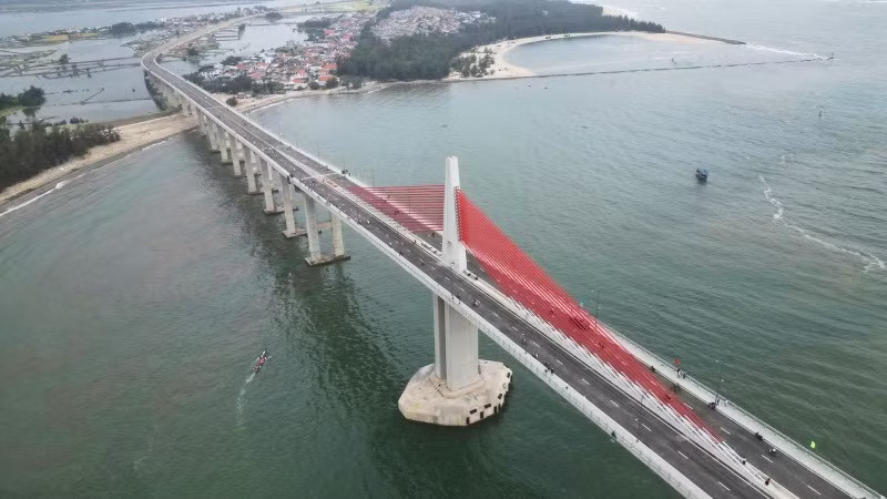 Cầu vượt cửa biển Thuận An được xem là cầu vượt cửa biển dài nhất miền trung.