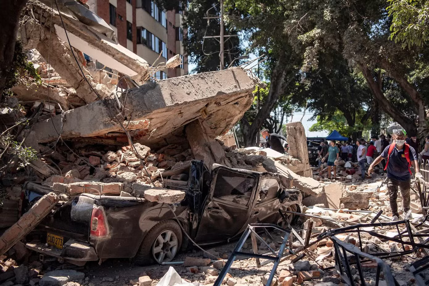 Một chiếc xe hơi bị các mảnh vỡ nghiền nát ở Cali (Colombia). (Ảnh: Reuters) Nhân chứng vụ động đất Colombia: Tòa nhà đổ sập như bom nổ - Ảnh 1.