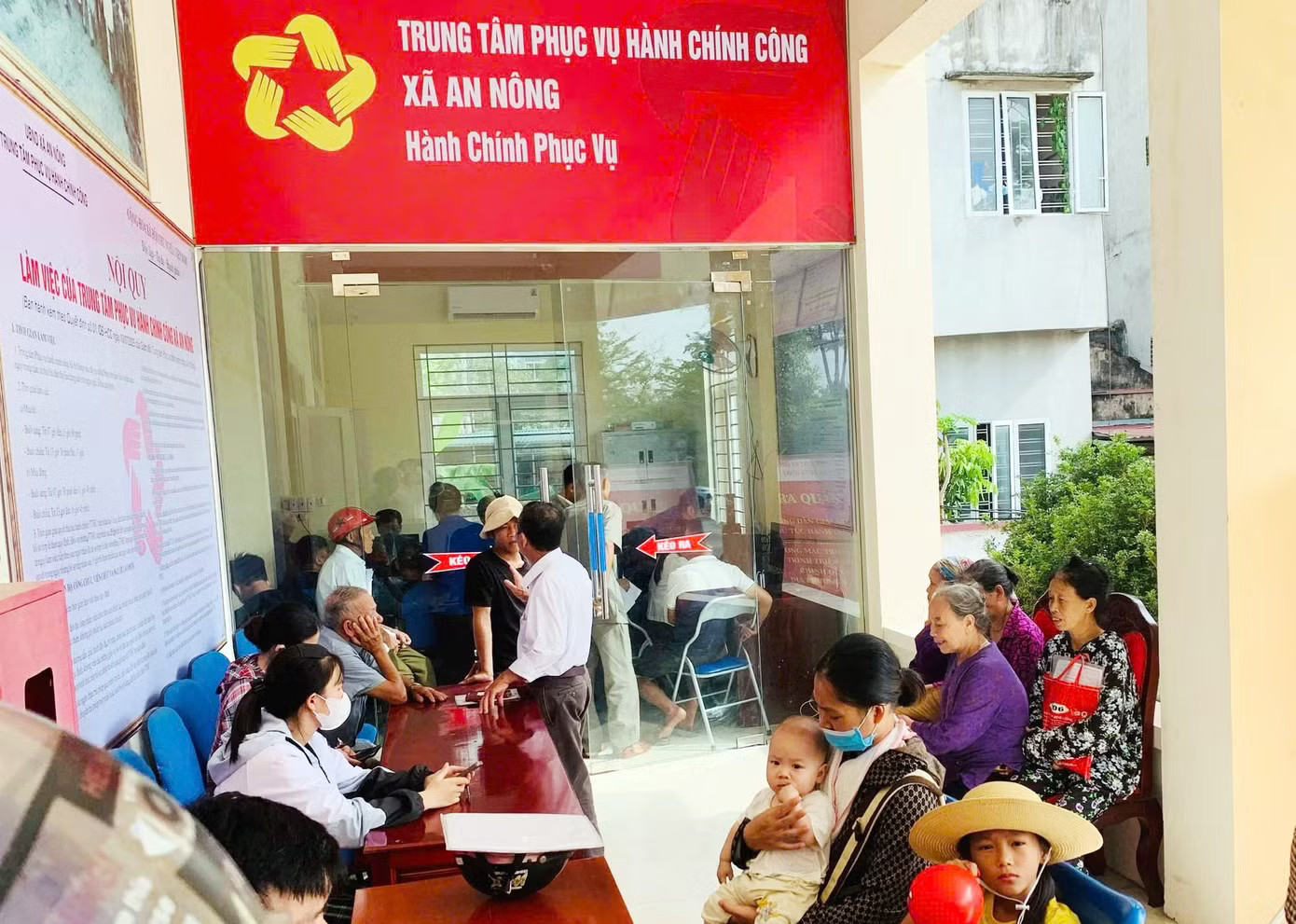 Sổ đỏ lên VNeID: Người dân bớt giấy tờ, giảm kê khai thủ tục hành chính - Ảnh 1.
